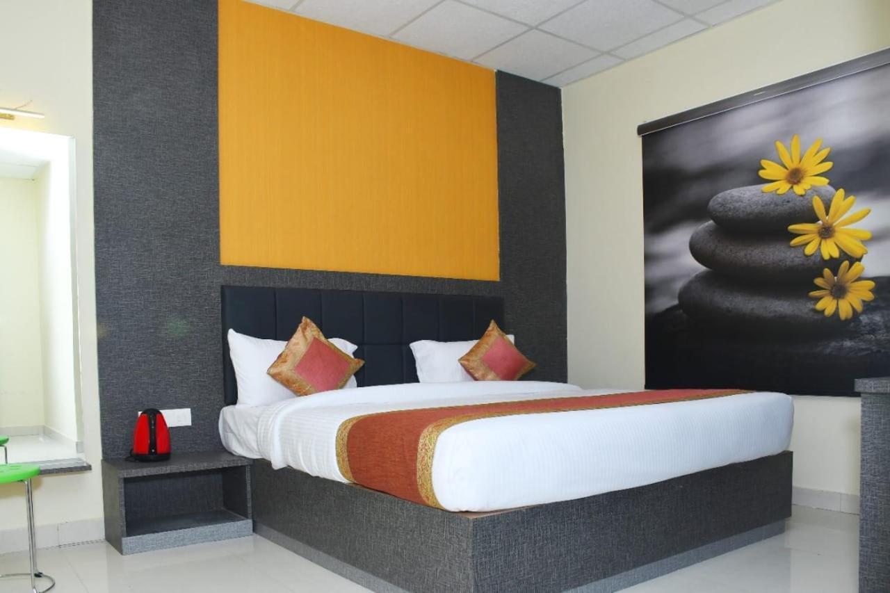 Hotel Tridev Grand Waranasi Zewnętrze zdjęcie