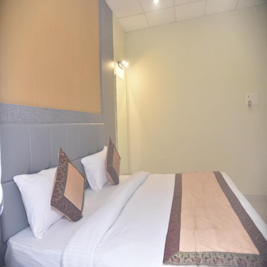 Hotel Tridev Grand Waranasi Zewnętrze zdjęcie