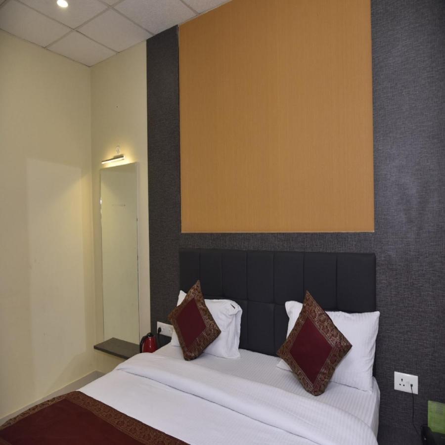 Hotel Tridev Grand Waranasi Zewnętrze zdjęcie