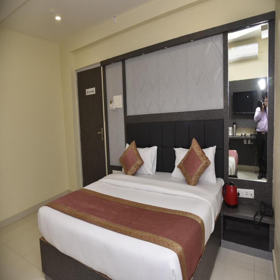 Hotel Tridev Grand Waranasi Zewnętrze zdjęcie