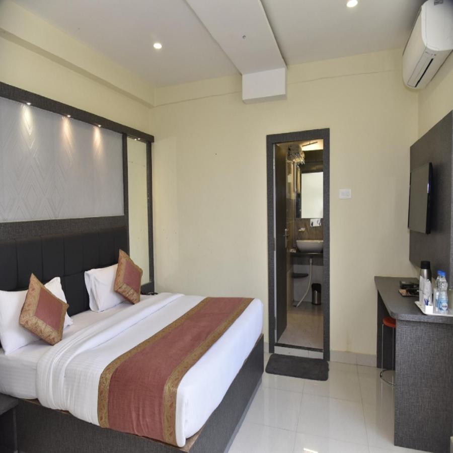 Hotel Tridev Grand Waranasi Zewnętrze zdjęcie